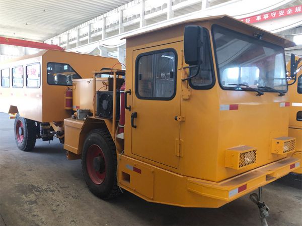 Trackless passenger vehicle DRU-18